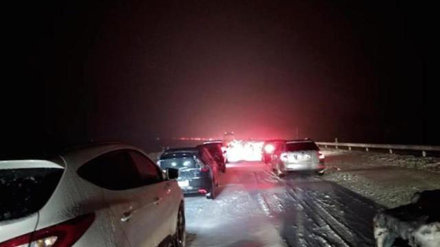 Coches atrapados en la AP-6 a la altura de Segovia por la nieve / EFE