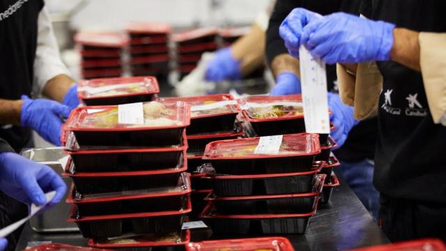 Voluntarios de un comedor social, donde atienden a personas en riesgo de exclusión social y pobreza / EUROPA PRESS