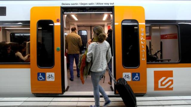 Imagen de uno de los trenes de los FGC, donde hubo tres heridos tras incendiarse un patinete eléctrico en Sant Boi / GENCAT