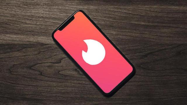 Un móvil con la 'app' de Tinder / EP