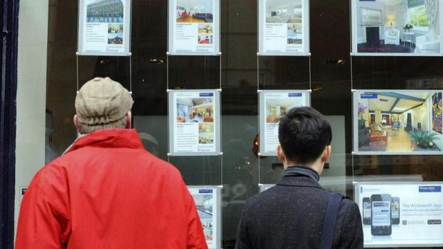Dos posibles inversores ante las ofertas de una inmobiliaria / EFE