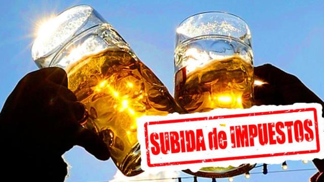 Brindis de cerveza con el sello de la subida de impuestos / CG