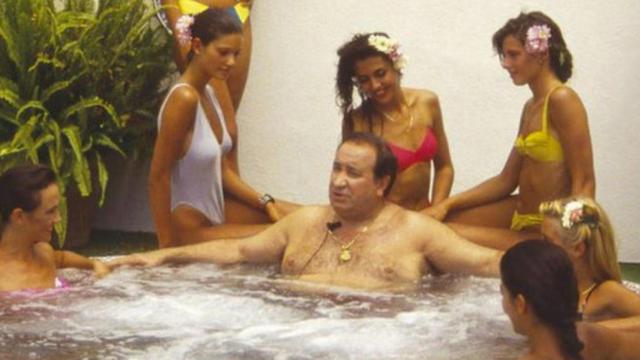Jesús Gil rodeado de mujeres en un jacuzzi / EE