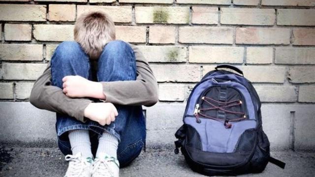 Imagen ilustrativa de un menor víctima de abusos sexuales / EP