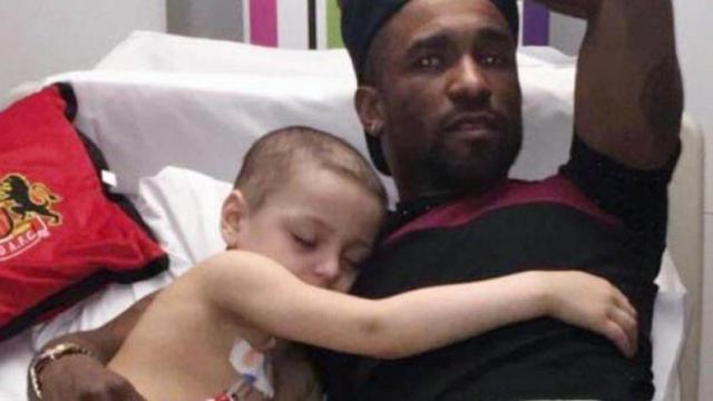 Bradley junto a Jermain Defoe