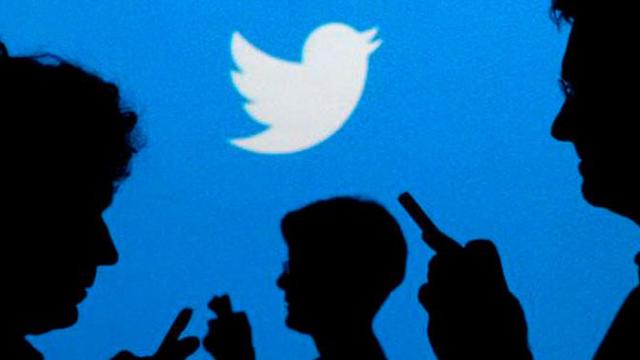 Varios usuarios de la red social con el logo de Twitter de fondo / EFE