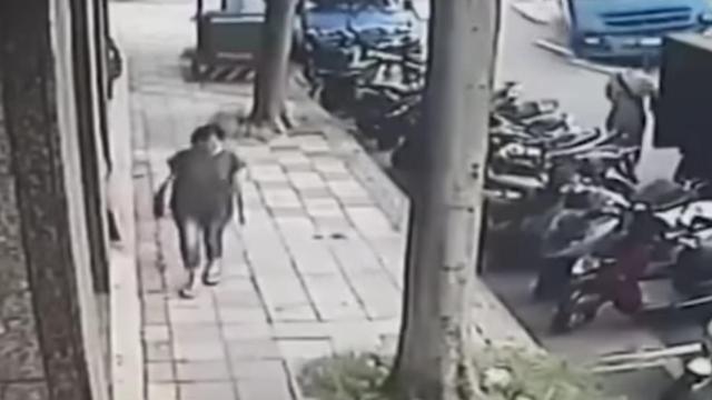 Una foto del hombre instantes antes de que el camión arrollara a todas las motocicletas