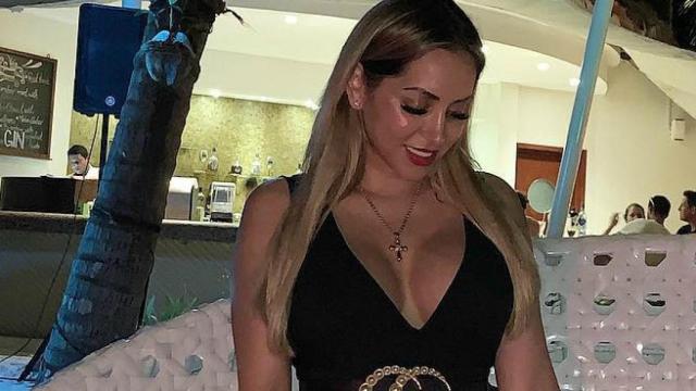 María Teresa Matus tomando algo en sus paradisiacas vacaciones