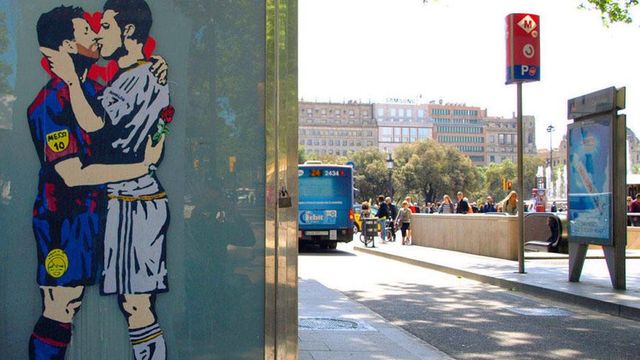Ideales, ilusiones y delirios: Messi besando a Cristiano en un polémico grafiti / ESCRAPALIA