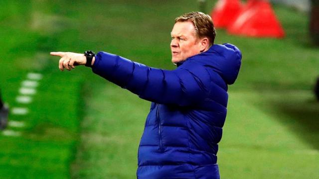 Ronald Koeman dirige a los jugadores del Barça en Sevilla / EFE