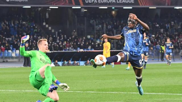 Ter Stegen, a punto de cometer el penalti contra Oshimen / EFE