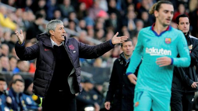 Setién dirigiendo el equipo en Mestalla con Griezmann de fondo / EFE
