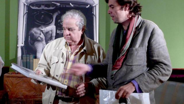 Andreu Jaume entregando el 'Album Hemingway' (Lumen) a Juan Marsé / EMILI MANZANO