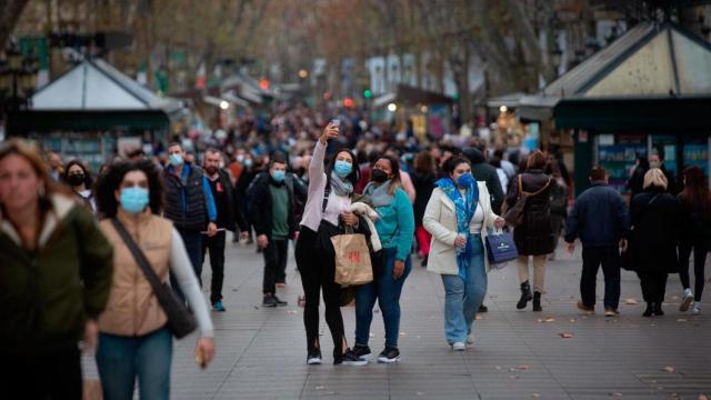 Dos turistas se hacen un selfi en Las Ramblas de Barcelona / EP