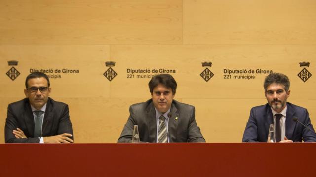 Jaume Masana, director territorial de CaixaBank en Cataluña y presidente de Tribuna de Girona; Pere Vila, presidente de la Diputación de Girona; y Xavier Gangonells, director general de la AED / CG