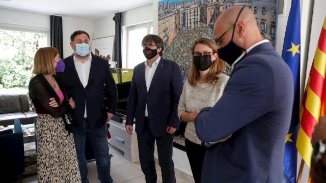Carme Forcadell, Oriol Junqueras, Carles Puigdemont, Meritxell Serret y Raül Romeva, dentro del chalet de Puigdemont en Waterloo / EFE