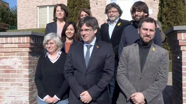 El expresidente de la Generalitat Carles Puigdemont, sus exconsejeros Toni Comín y Clara Ponsatí y la presidenta de la ANC Elisenda Paluzie, ante la mansión del prófugo en la localidad belga de Waterloo / EP