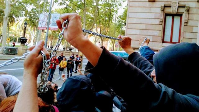 Miembros de los CDR encadenados en las escaleras de entrada del TSJC / TWITTER
