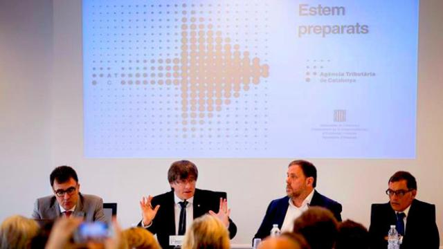 El expresidente Carles Puigdemont, y el vicepresidente Oriol Junqueras, durante la presenteación en rueda de prensa de la culminación del despliegue de la hacienda catalana / EFE
