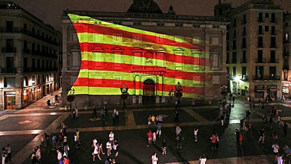 La señera gigante proyectada sobre la fachada del Palacio de la Generalidad, descubrimiento