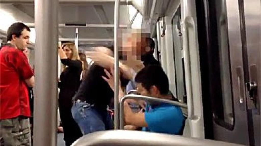 Captura del video de la agresión a un joven asiático en el metro de Barcelona, el pasado 28 de junio