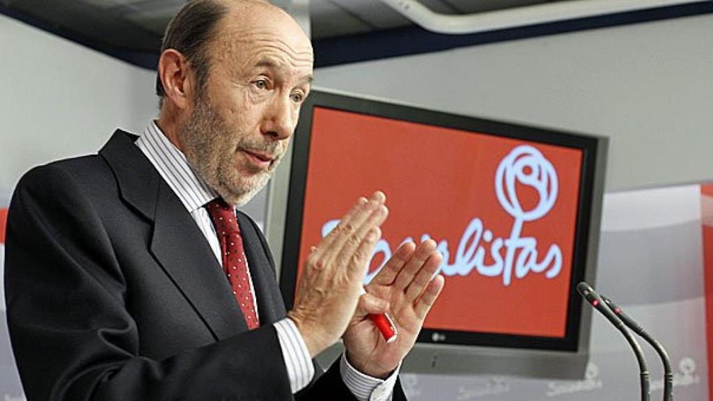 El secretario general del PSOE, Alfredo Pérez Rubalcaba, durante la rueda de prensa de este viernes