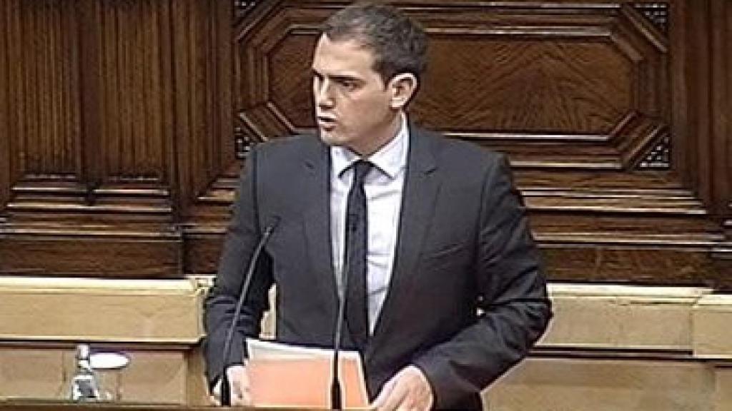 Albert Rivera, en el atril del pleno del Parlamento autonómico de Cataluña