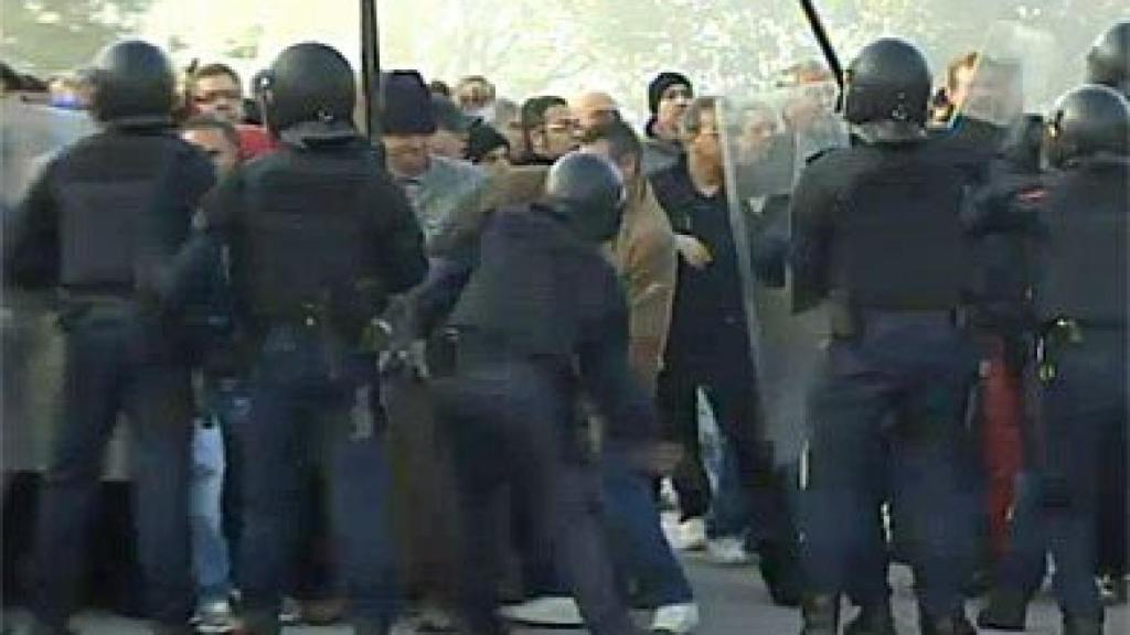 Enfrentamientos entre antidisturbios y trabajadores en la huelga indefinida de Panrico