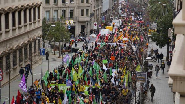 Los docentes debaten si hacer una huelga indefinida a partir del 13 de junio / LUIS MIGUEL AÑÓN CG