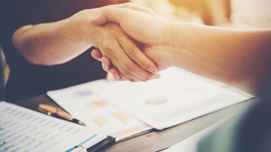 Dos personas estrechan manos