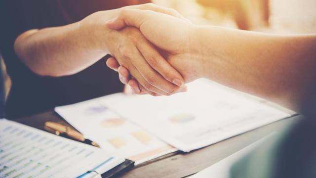 Dos personas estrechan manos