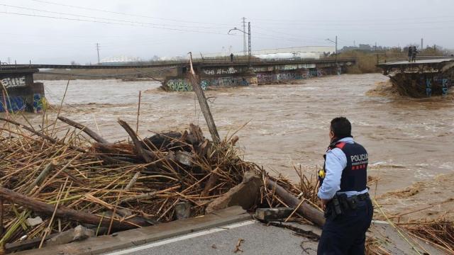 El puente roto a causa de la crecida del río Tordera al paso del temporal Gloria / MOSSOS D'ESQUADRA