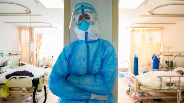 Un doctor reposa en el hospital de la Cruz Roja de Wuhan (China) / EFE