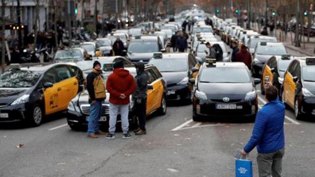 Los taxistas del área metropolitana han decidido este viernes ocupar la confluencia de la Gran Via con el paseo de Gràcia de Barcelona / EFE