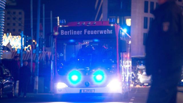 Un camión de bomberos, dirigiéndose al lugar del ataque el lunes en Berlín (Alemania) / EFE