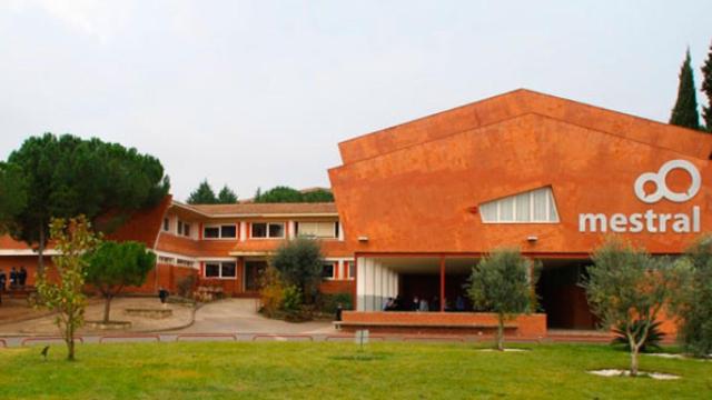 Fachada de la escuela Mestral de Jorba (Barcelona), que amplía el concierto público / CG