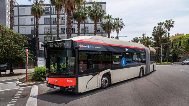 Uno de los autobuses de la TMB, que irán a la huelga coincidiendo con las fiestas de la Mercè / EUROPA PRESS