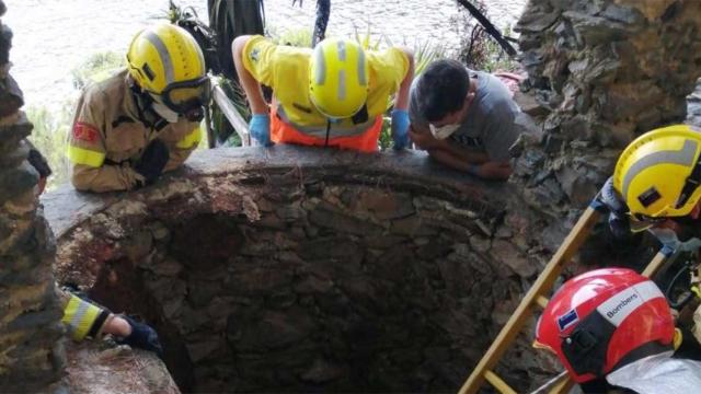 Los bomberos de la Generalitat rescatando a una persona tras caer a un pozo, como el hombre de 63 años en Barcelona / @BOMBERSCAT