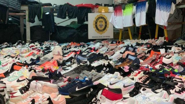 Los artículos decomisados por la Policía Local en Roses (Girona) tras descubrir el restaurante donde los manteros guardaban la mercancía / POLICÍA LOCAL ROSES