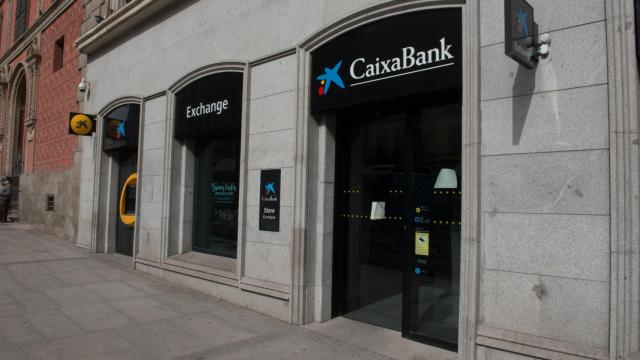 Imagen de una sucursal de Caixabank / EP