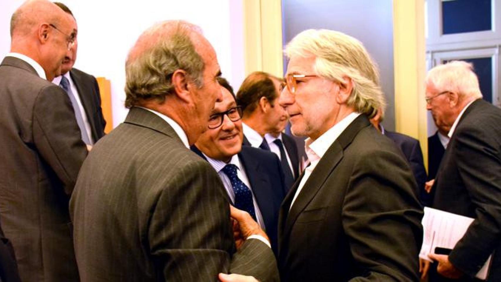 Josep Sánchez Llibre (d), el candidato a la presidencia de Foment del Treball, junto al aún máximo ejecutivo de la patronal catalana, Joaquim Gay de Montellà (i) / FOMENT