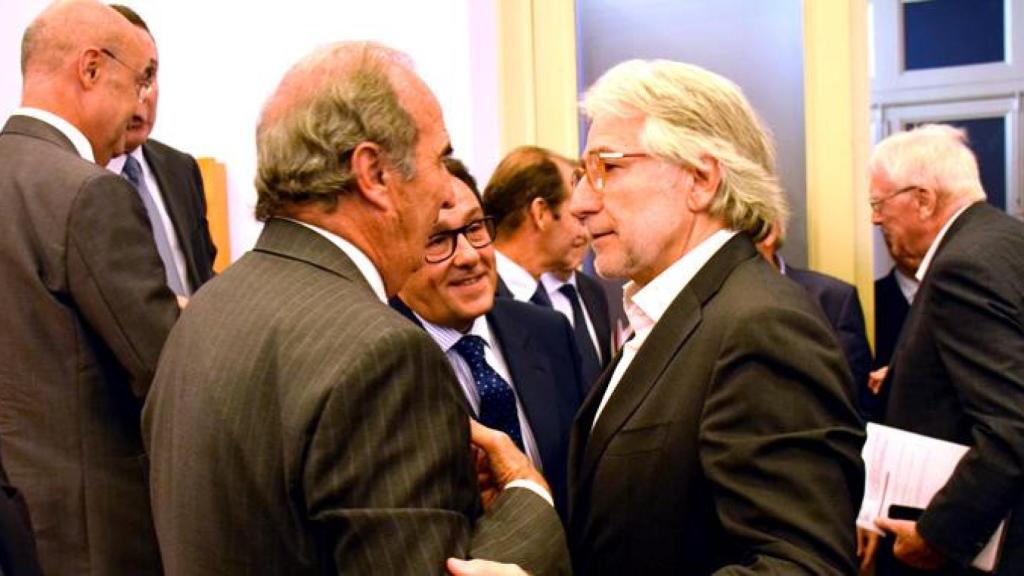 Josep Sánchez Llibre (d), el candidato a la presidencia de Foment del Treball, junto al aún máximo ejecutivo de la patronal catalana, Joaquim Gay de Montellà (i) / FOMENT