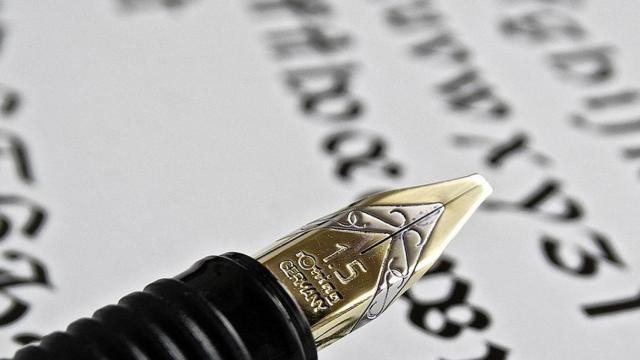 Una pluma, con la que se podría escribir la letra ñ o eñe / Hebi B. EN PIXABAY