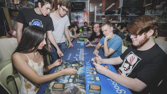 Jóvenes jugando a Magic: The Gathering / WIZARDS OF THE COAST