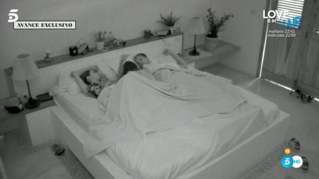 Lucía, Lola y Carlos en la cama / TELECINCO
