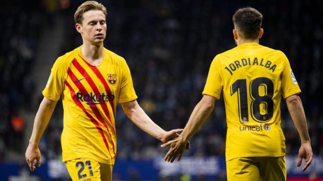 Frenkie de Jong, con Jordi Alba, cuando se retirada del RCD Stadium para ser sustituido por Aubameyang / FCB