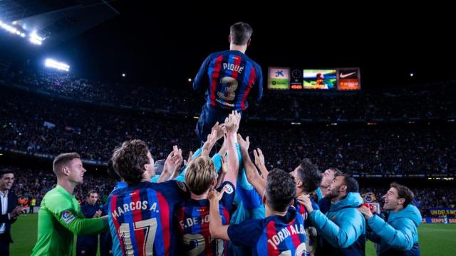 Gerard Piqué, manteado por sus compañeros en el Camp Nou / FCB