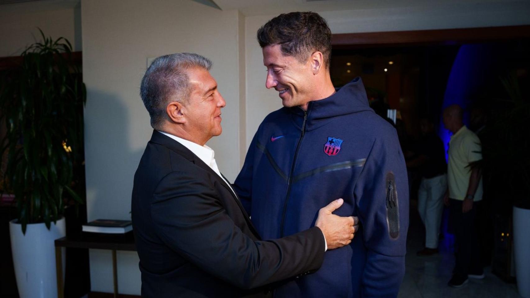 Joan Laporta y Robert Lewandowski, saludándose animadamente / FCB