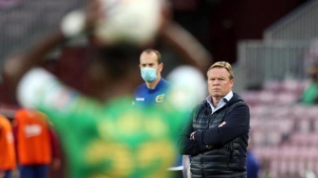 Posado serio de Ronald Koeman en el Barça-Betis / FCB