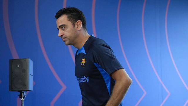 Xavi Hernández, entrando a la sala de prensa de la Ciutat Esportiva Joan Gamper / EFE